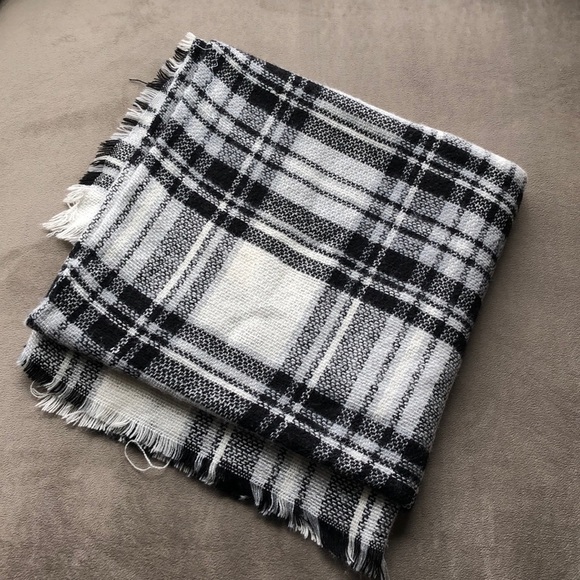 ModCloth blanket scarf white black, and grey B46 - Picture 5 of 8